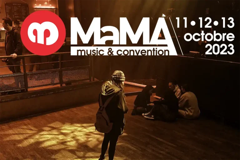 Mama Music and convention 2023 - La Machinerie du Moulin Rouge-Salle de concert-Jeune femme qui attend le concert