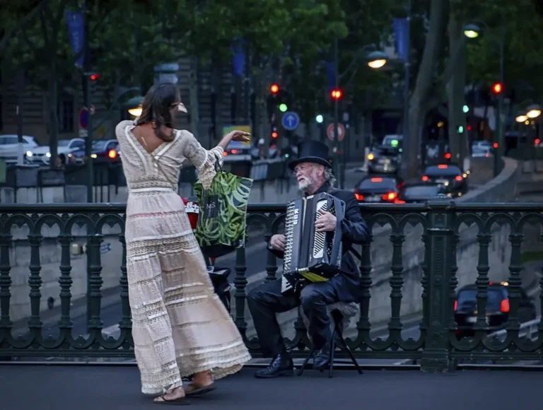 Fête de la Musique 2024-Musicien jouant pour une Touriste Etrangère qui danse devant lui