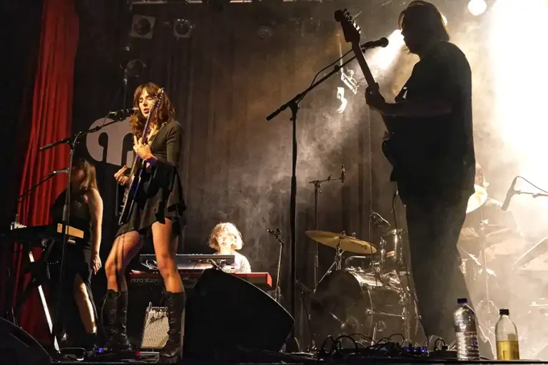 The Pure Energy of Ariane Roy in 2025, Ariane Roy, concert photo, mama festival, Ariane plays guitar on stage, facing another of her musicians, infospectaclesloisirs.com, magazine infos spectacles