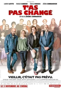 T’as pas changé, comédie nostalgique, affiche du film, une femme et trois hommes, debout, fond de l'affiche représente une photo ancienne, photo d'une classe de lycée