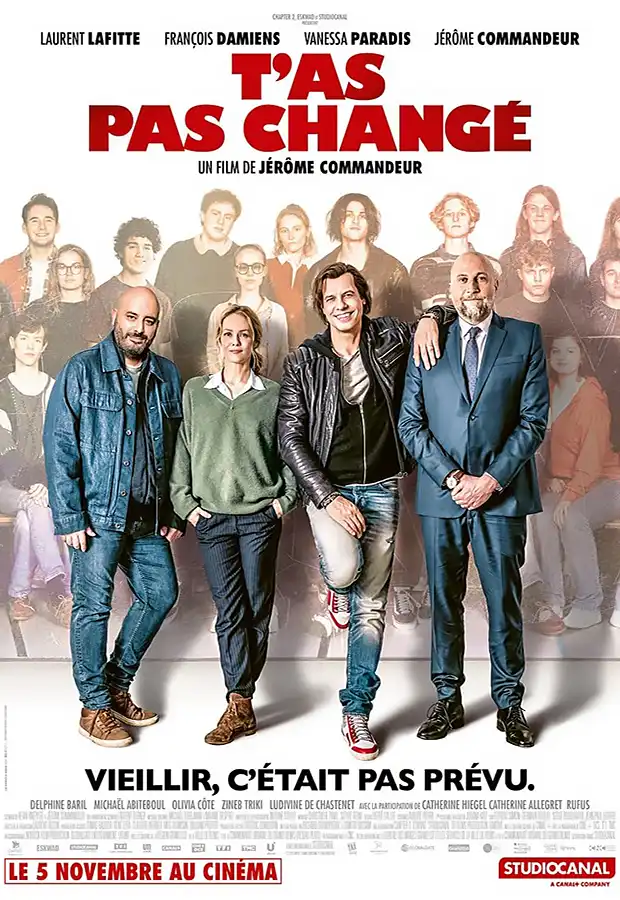T’as pas changé, comédie nostalgique, affiche du film, une femme et trois hommes, debout, fond de l'affiche représente une photo ancienne, photo d'une classe de lycée