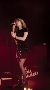 Savanah, son concert aux 3 Baudets, Savanah la chanteuse, sur scène, petite robe noire pailleté courte, éclairage faible