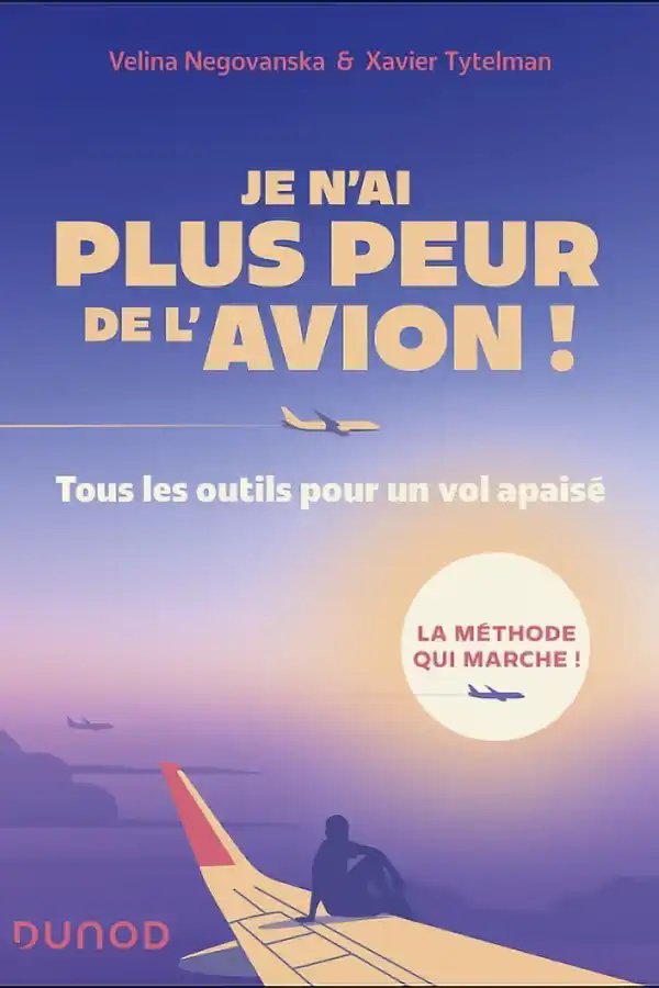 Je n'ai plus peur de l'avion, 3e édition, couverture du livre, bleu, orange, violet, les 3 dans des tons pastel, on voit le dessin d'une aile d'avion avec un personnage assis sur celle-ci, tranquillement, en plein vol