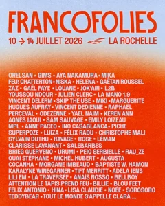 Francofolies de La Rochelle 2026, 3/4 sur fond orange, 1/4 en haut sur bleu ciel, noms en blanc d'une partie des artistes présents
