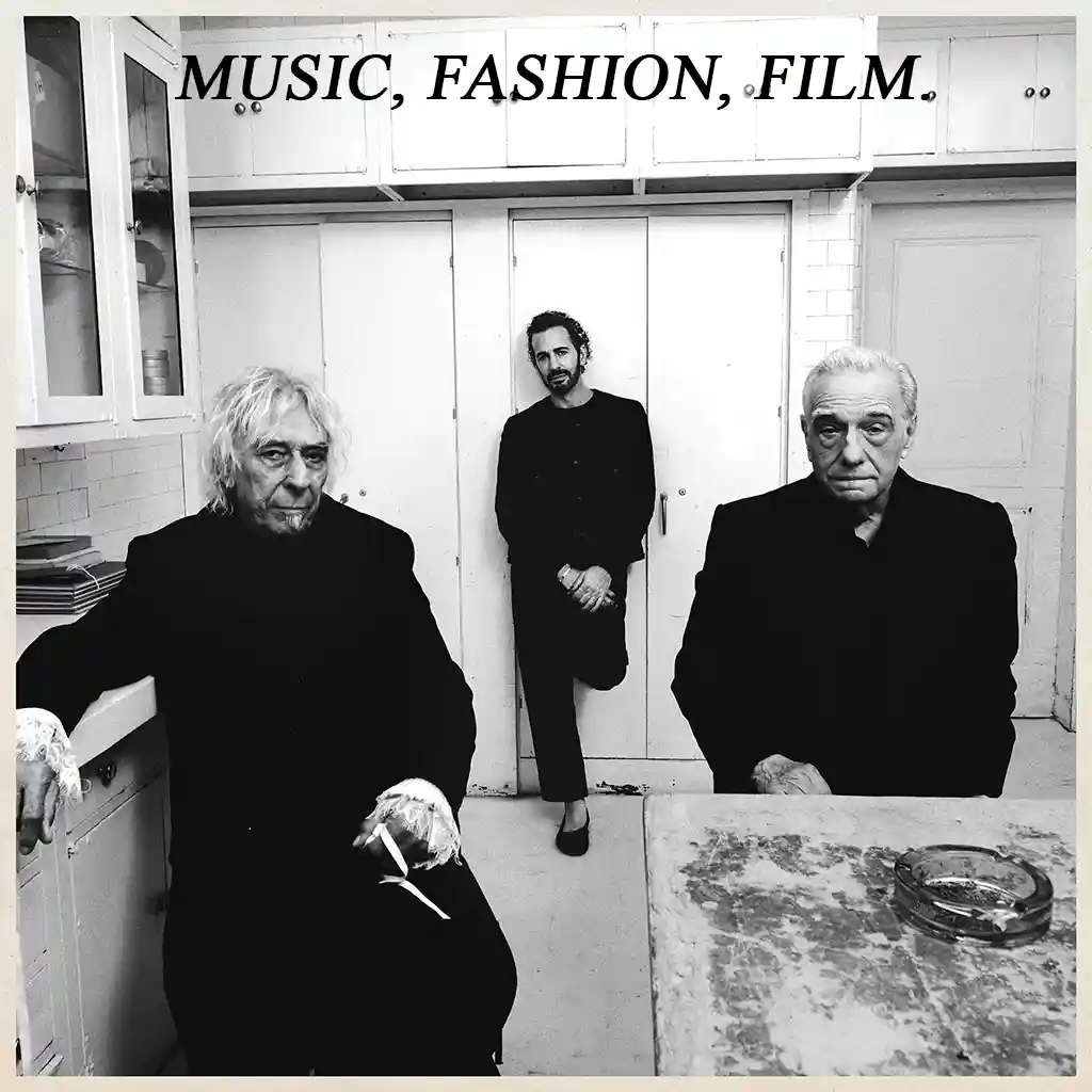 Accueil Alt Texte : Pochette de l'album Music, Fashion, Film (2026). Photographie en noir et blanc réunissant trois légendes : John Cale (musique, Velvet Underground), Marc Jacobs (mode) et Martin Scorsese (cinéma), incarnant les trois piliers du projet."