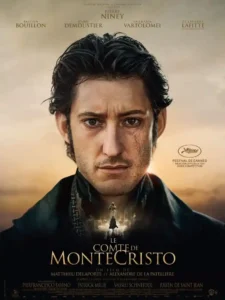 Le Comte de Monte-Cristo, 2024, Edmond Dantes, nous regarde avec un regard sombre dans un décor lumineux mais brumeux