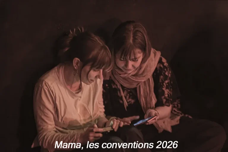 Deux jeunes femmes absorbées par leurs smartphones sous un éclairage dramatique style peinture du XIXe siècle, attendant le début d'une convention, illustrant l'emprise des algorithmes, un des thèmes majeurs des conventions MaMA 2026, notre avis.