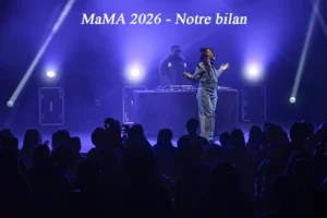MaMA 2026 et notre 1er bilan. Artiste Merveille sur scène, la Cigale, les bras ouverts devant son public, éclairage bleu et blanc spectaculaire lors d'un concert du MaMA Music et Convention 2026