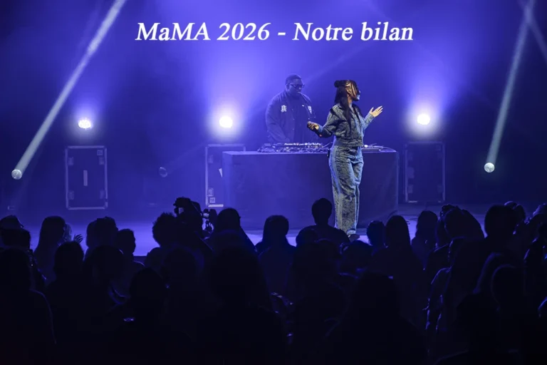 MaMA 2026 et notre 1er bilan. Artiste Merveille sur scène, la Cigale, les bras ouverts devant son public, éclairage bleu et blanc spectaculaire lors d'un concert du MaMA Music et Convention 2026